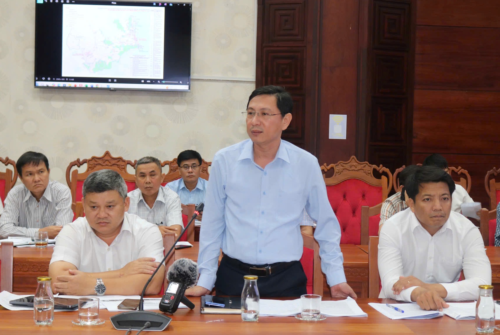 Lãnh đạo phường Bình Kiến tham gia ý kiến tại cuộc họp.